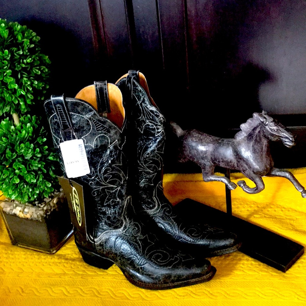 Brand new beautiful cowgirl boots ! Genuine Goat ! Tags attached 🤩
